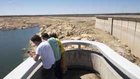 Vecinos de la zona observan el escaso nivel de agua del embalse de Almendra, Salamanca