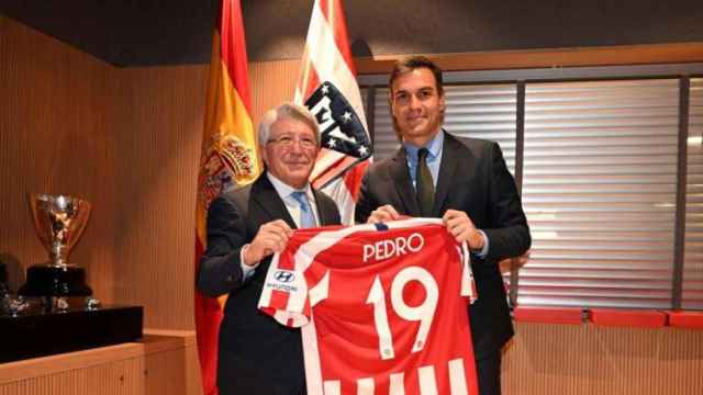 Pedro Sánchez, junto a Enrique Cerezo durante una visita al Atlético de Madrid