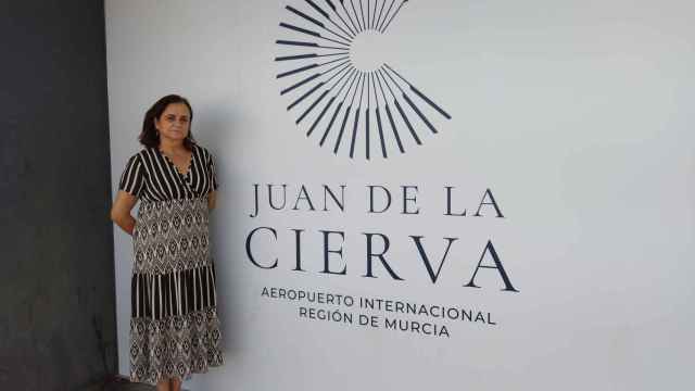 Ana de la Cierva, nieta del inventor del autogiro, junto al nombre del aeropuerto que el Gobierno de Murcia decidió utilizar unilateralmente en memoria de Juan de la Cierva, inventor del autogiro..