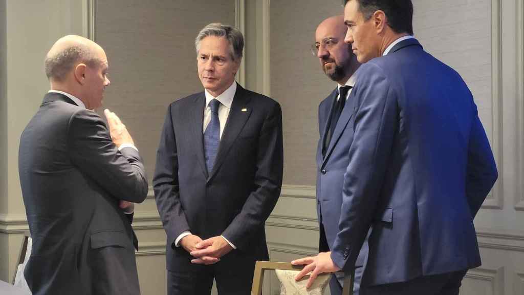 El canciller alemán, Olaf Scholz, departe con Pedro Sánchez y con Antony Blinken, secretario de Estado de EEUU, y Charles Michel, presidente del Consejo Europeo.