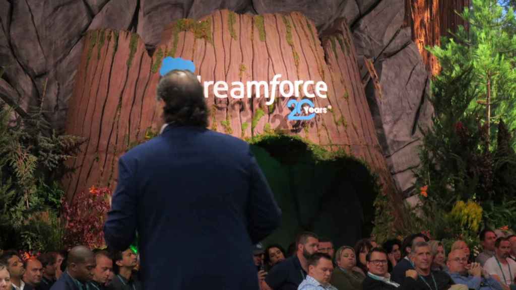Marc Benioff, fundador y coCEO de Salesforce, de espaldas en Dreamforce 2022.