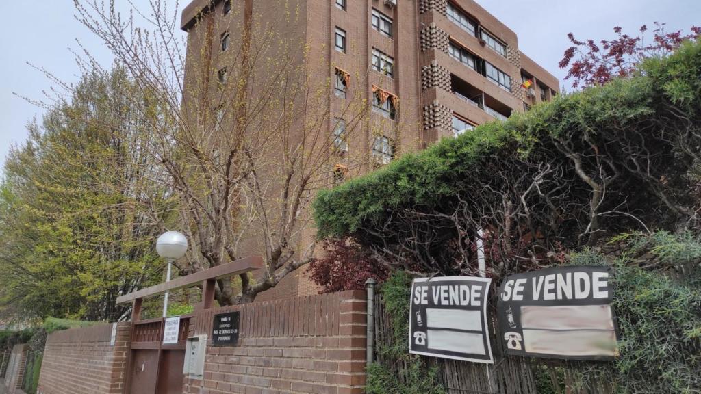 Dos carteles de 'se vende' en una urbanización.