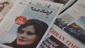 Los periódicos de Irán con la foto de Masha en la portada.
