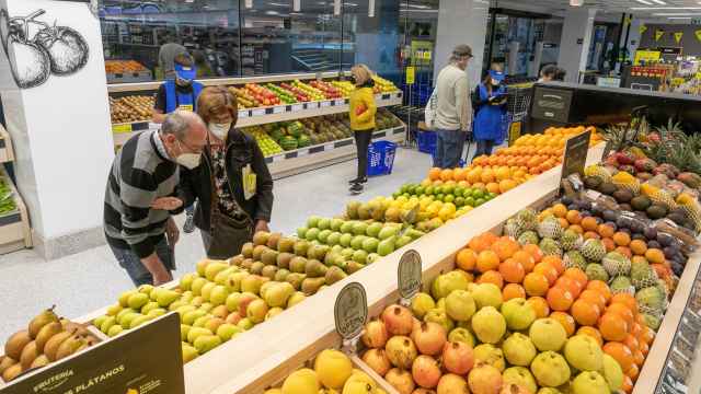 Varios consumidores comprando en un supermercado de España.