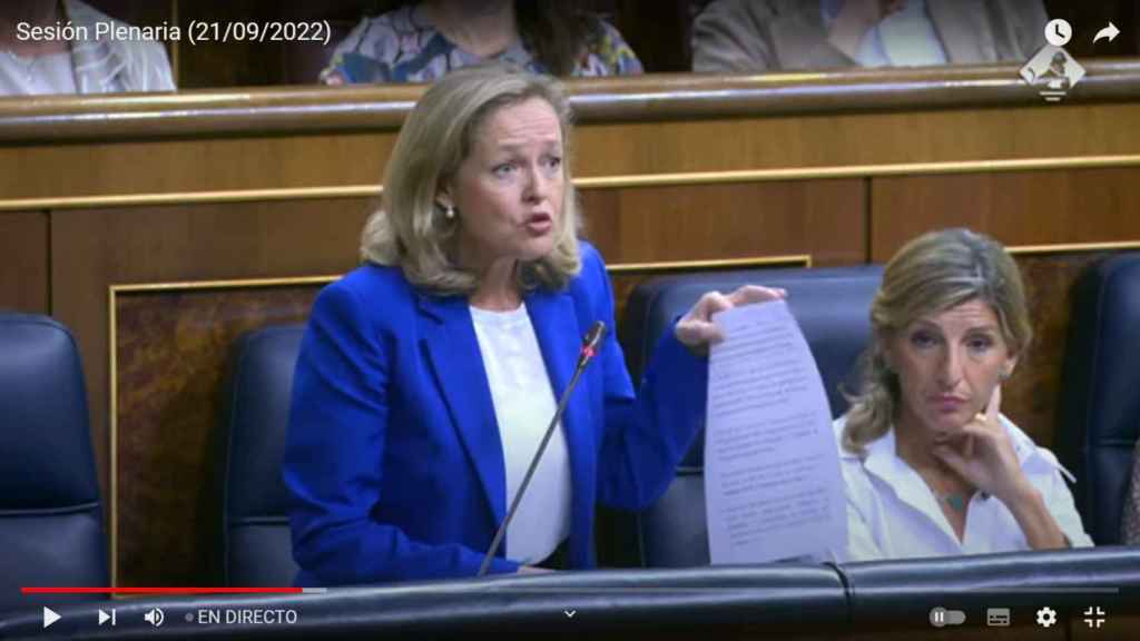 Nadia Calviño, este miércoles en la sesión de control al Gobierno, muestra la supuesta lista de nombramientos altamente cuestionables que hicieron gobiernos del PP, pero que no leyó.