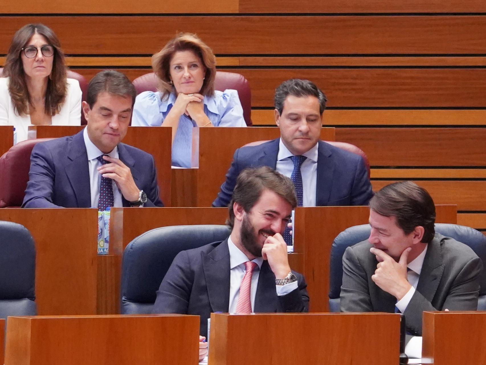 El vicepresidente de la Junta, Juan García-Gallardo, y el presidente, Alfonso Fernández Mañueco, durante el pleno de este miércoles en las Cortes.