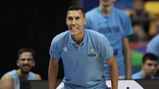 Pablo Prigiono dirigiendo a la selección Argentina durante el FIBA AmeriCup.