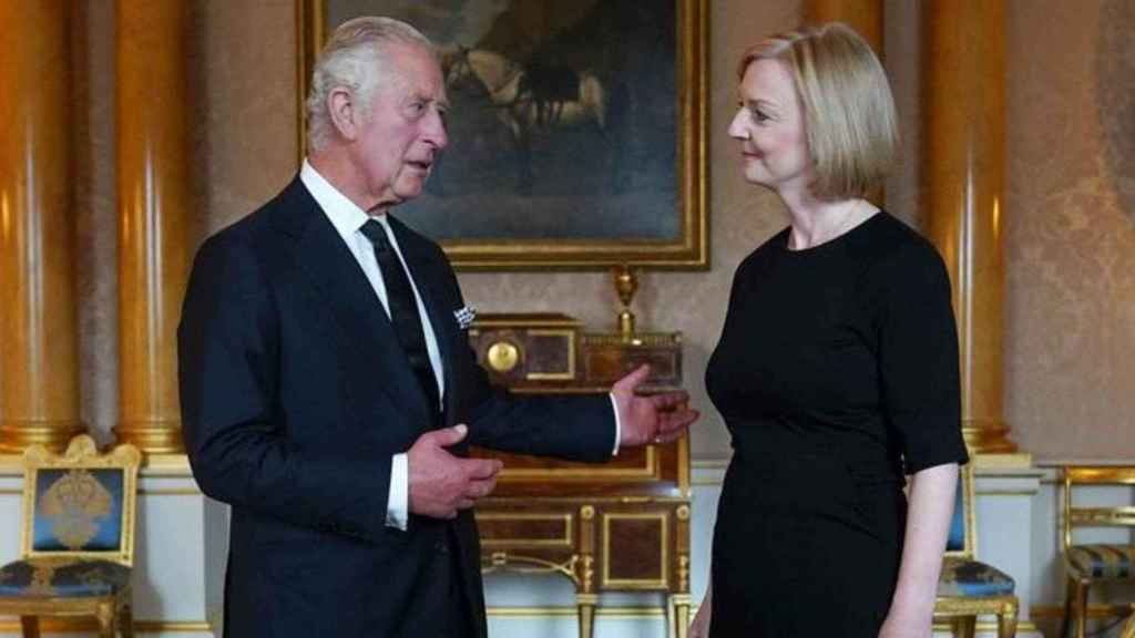 Charles III of England with the country's prime minister, Liz Truss