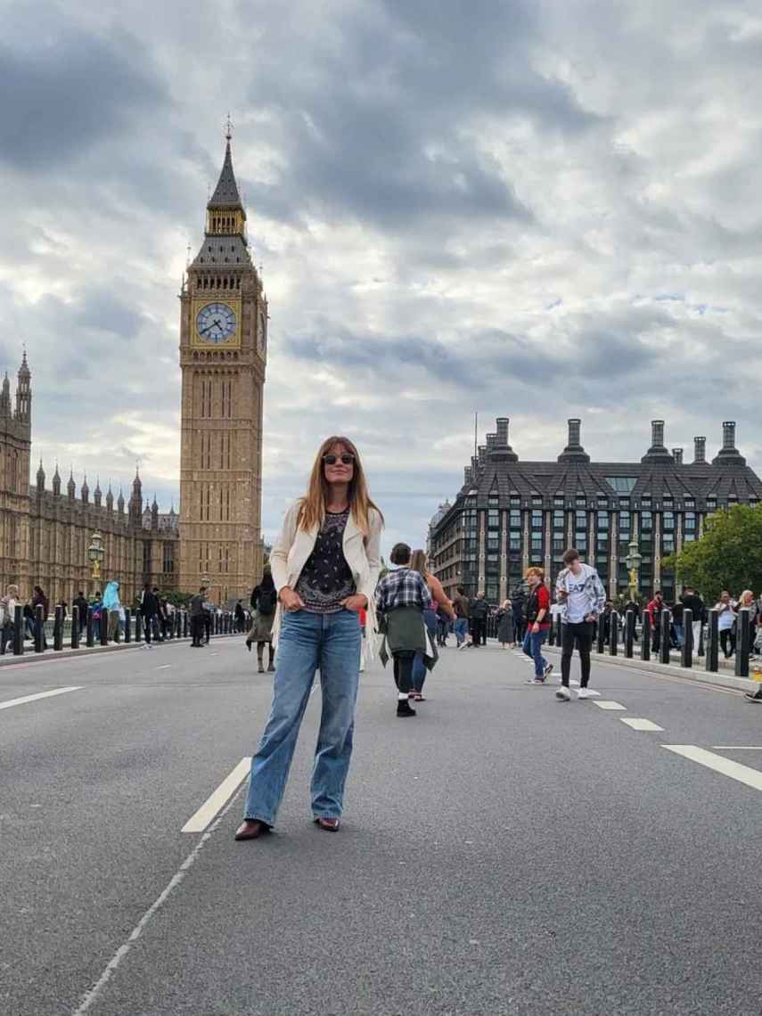 Isabel Jiménez en Londres recorriendo la ciudad con un 'look cómodo'.