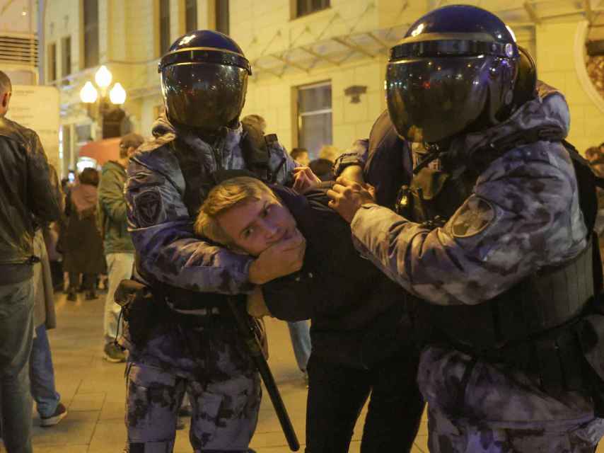 La Policía rusa reprime una manifestación contra la movilización de tropas en Moscú.