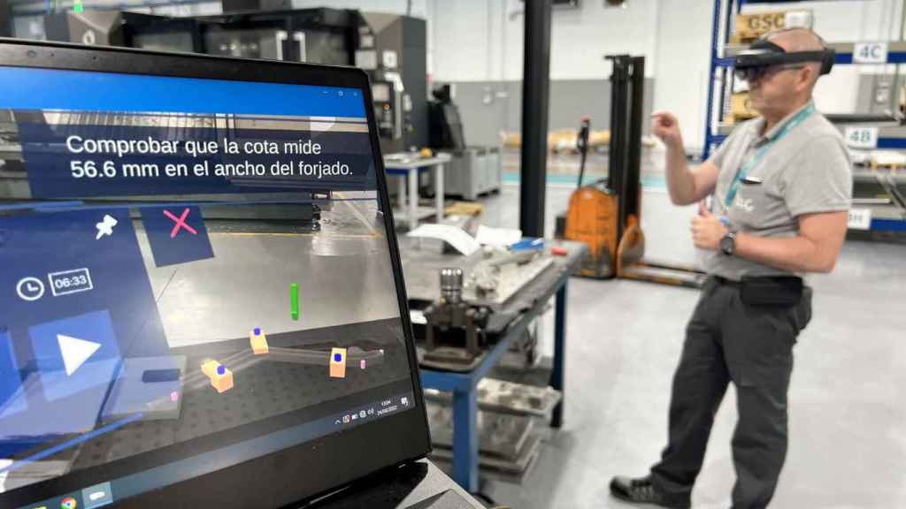 Un operario prueba la simulación en realidad virtual para manejar la producción de piezas en una empresa aeronáutica