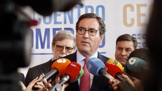 El presidente de la CEOE, Antonio Garamendi, en una comparecencia junto al responsable de la patronal en Castilla y León, Santiago Aparicio