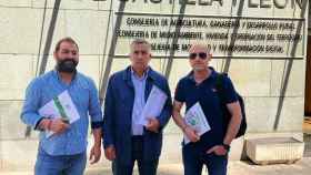 Tres representantes de CSIF Castilla y León tras presentar su queja frente a la Consejería de Medio Ambiente, este miércoles.