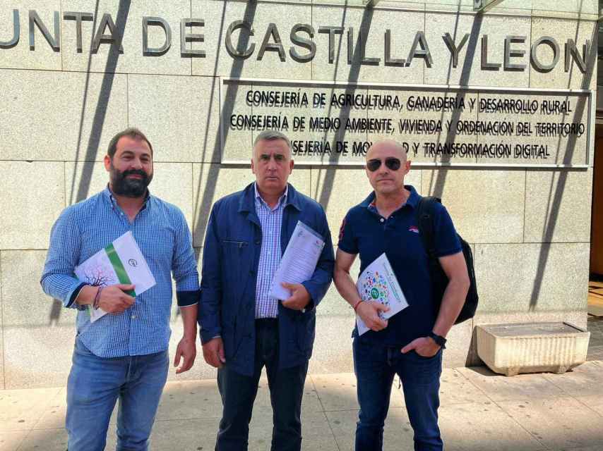 Tres representantes de CSIF Castilla y León tras presentar su queja frente a la Consejería de Medio Ambiente, este miércoles.