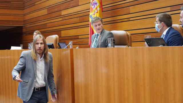 Tangana del procurador de Podemos Pablo Fernández en las Cortes de Castilla y León