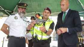 El alcalde de León, José Antonio Diez, presenta la nueva unidad de Drones de la Policía Local. Junto a él, el intendente jefe, Miguel Ángel Llorente