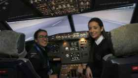 Dos alumnas del Grado en Piloto de la Universidad de Salamanca.