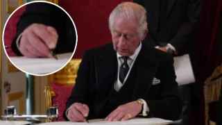 Por qué el rey Carlos III de Inglaterra tiene los dedos de las manos como salchichas