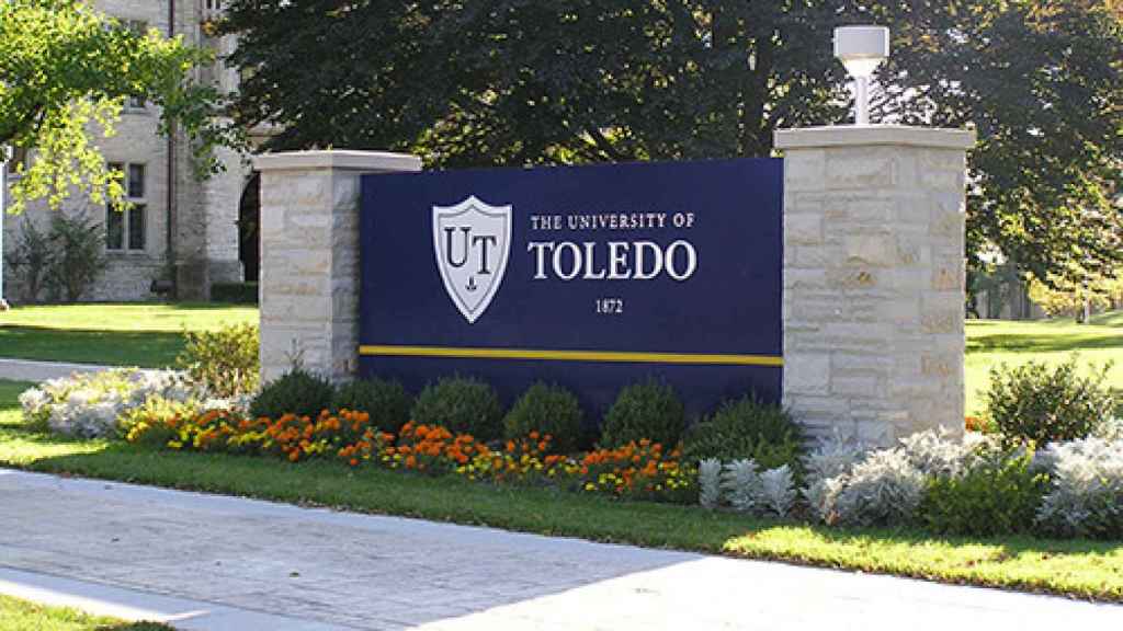 Muro entrada Universidad de Toledo