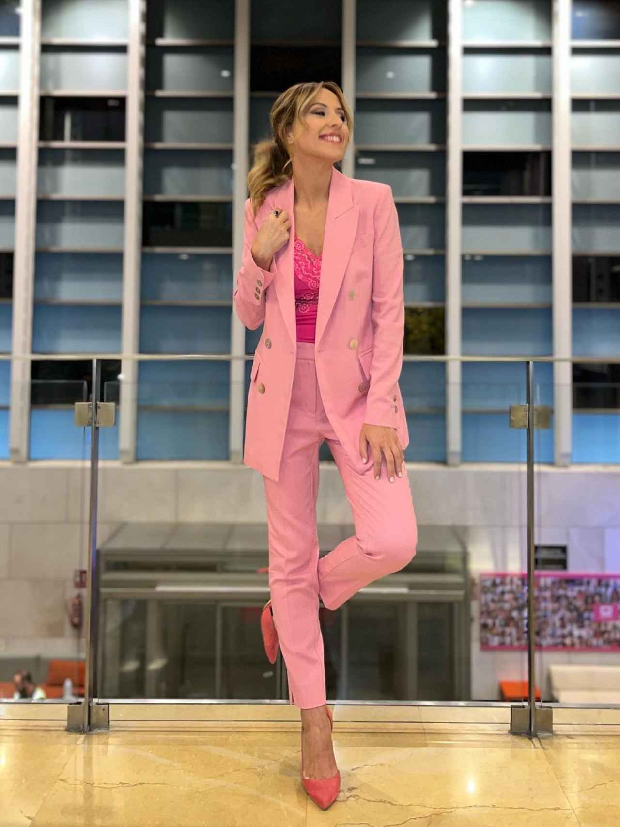 Imágenes del día: la presentadora Raquel Martín Menor ve la vida de color  de rosa
