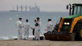 Descontaminación de una playa de La Línea por vertidos del OS35, a 20 de septiembre de 2022.