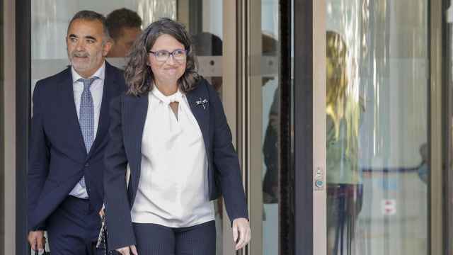 Mónica Oltra, junto a uno de sus abogados al llegar este lunes al juzgado para declarar como imputada. Efe / Manuel Bruque