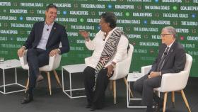 Pedro Sánchez ríe a carcajadas ante Mia Mottley, primera ministra de Barbados, y Bill Gates, en el acto 'Goalkeepers'.