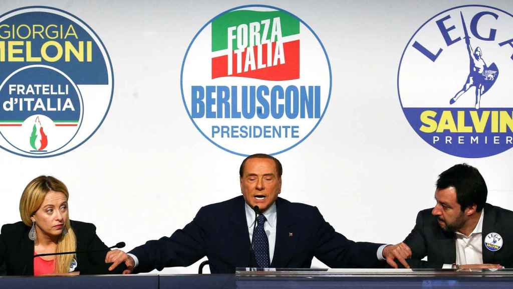 Giorgia Meloni (Hermanos de Italia) junto a Silvio Berlusconi (Fuerza Italia) y Matteo Salvini (La Liga) durante un debate en Roma en marzo de 2018.
