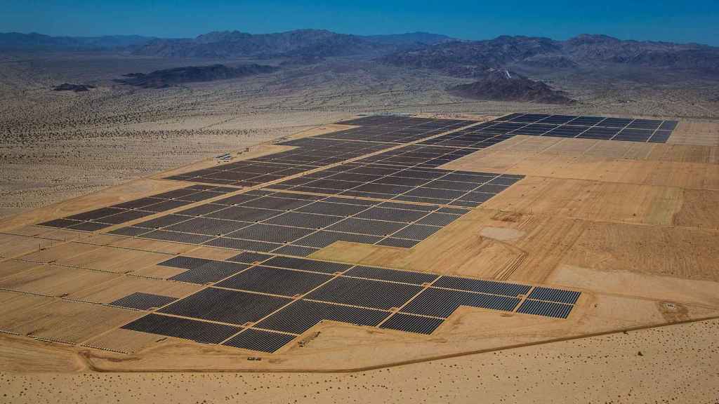 Una macrogranja solar en el desierto