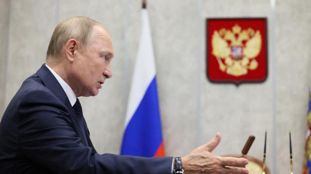 Vladímir Putin durante su visita de este miércoles a la ciudad rusa de Nóvgorod.