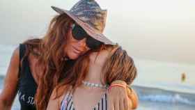 Diana Acero y su hija Mónica durante unas vacaciones en la playa