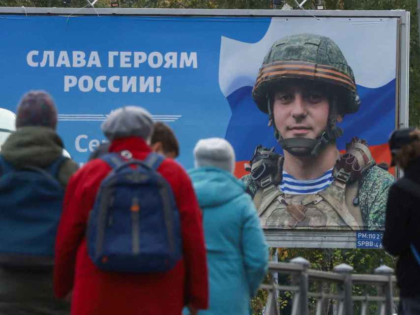 Este cartel de propaganda levantado en San Peterburgo dice: ¡Gloria a los héroes de Rusia!.