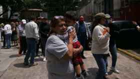 Un grupo de personas en la calle tras el terremoto de este lunes en México.