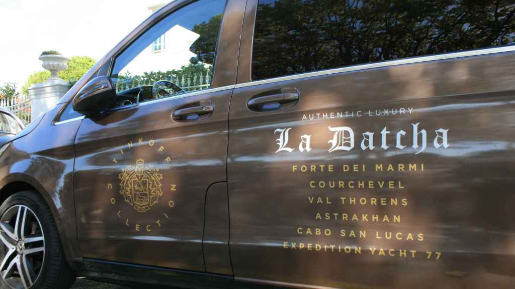 Un vehículo de la cadena hotelera de Tinkov, La Datcha, con la lista de sus destinos de lujo.