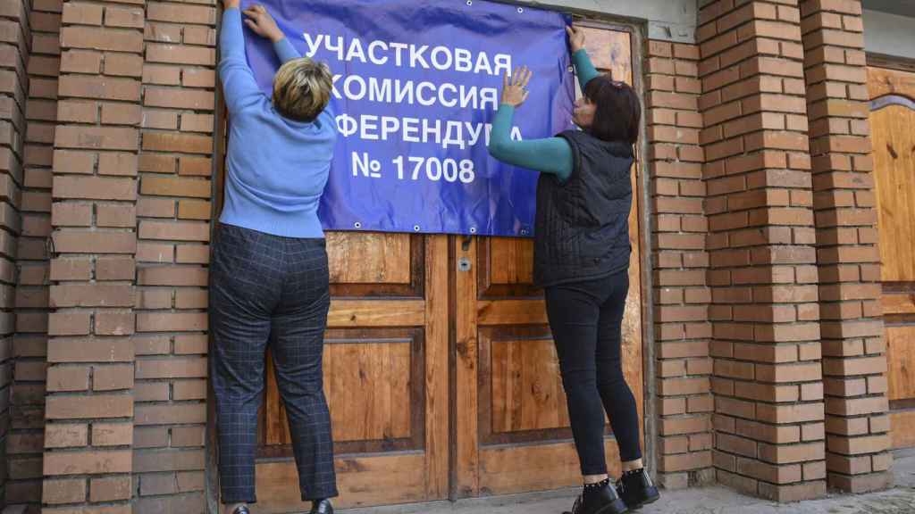 Los centros para votar en el referéndum de adhesion a Rusia se preparan.