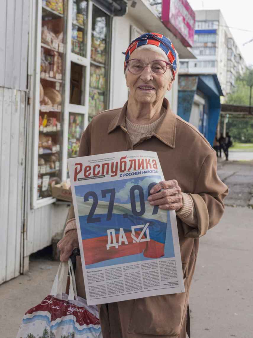 Una simpatizante prorrusa muestra el periódico 'Republica', un medio que apoya la adhesión total con Ucrania y en cuya portada este jueves aparece el lema 27-09, SÍ.