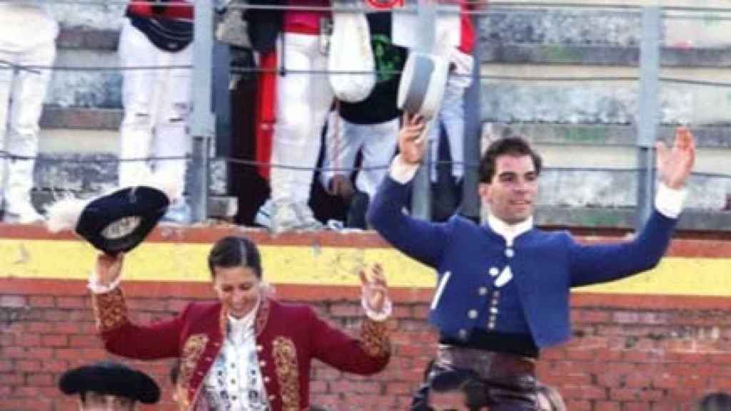 Ana Rita y Sebastián Fernández saliendo a hombros del coso de Tordesillas en la pasada feria taurina