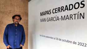 Iván García-Martín junto al anuncio de la exposición.