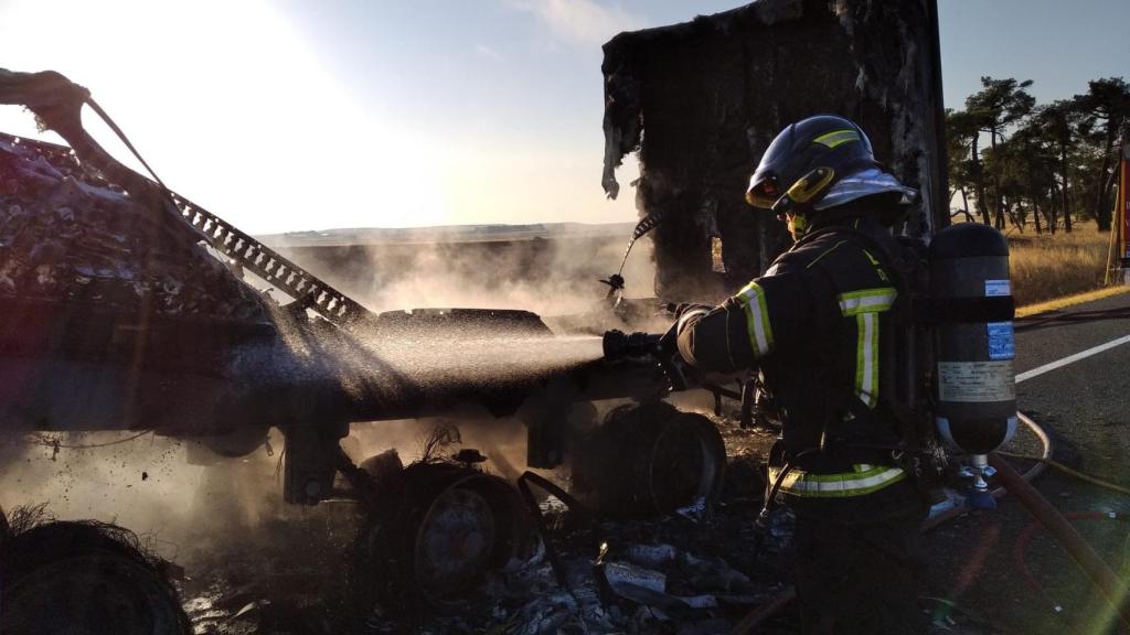 Incendio de un semirremolque frigorífico cargado de productos lácteos en Segovisa