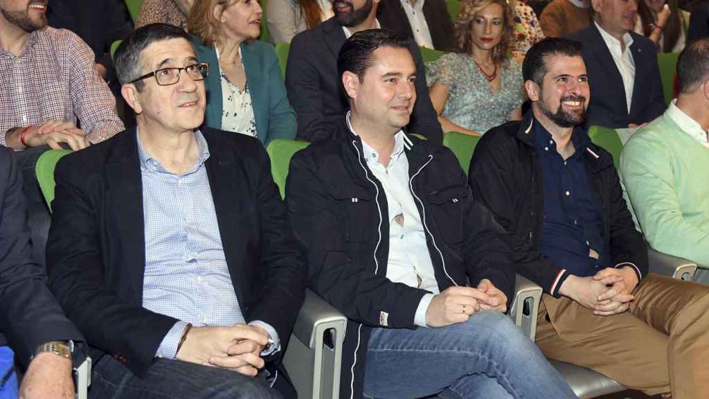 El alcalde de Burgos, Daniel de la Rosa (C), junto al secretario general del PSOECyL , Luis Tudanca (D); y el exlehendakari del Gobierno vasco Patxi López (I)