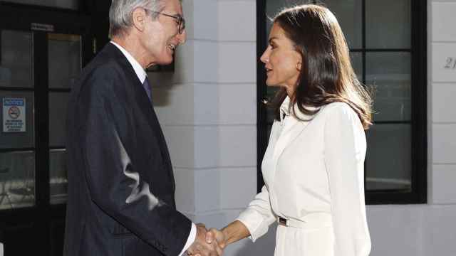 La reina Letizia y Santiago Cabanas, embajador de España en Estados Unidos, a las puertas del Instituto Cervantes de Nueva York.