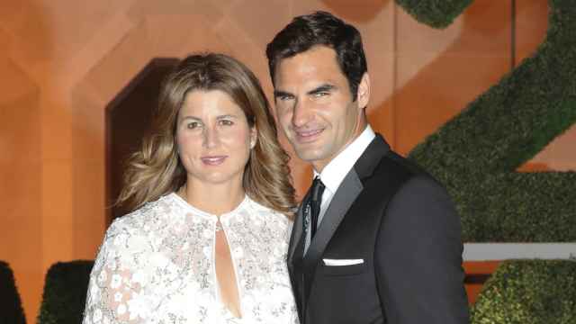 El tenista Roger Federer junto a su mujer, Mirka Vavrinec, en una fotografía tomada en un acto público en Londres, en julio de 2017.