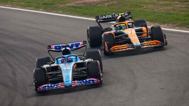 Fernando Alonso y Lando Norris pelean por la posición en un Gran Premio