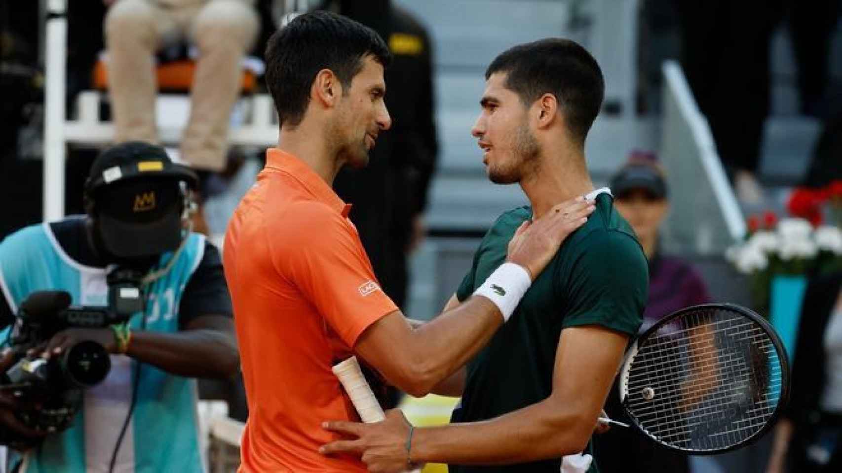 Djokovic y Alcaraz se saludan tras un partido en el Mutua Madrid Open la pasada temporada.