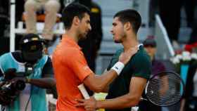 Djokovic y Alcaraz se saludan tras un partido en el Mutua Madrid Open