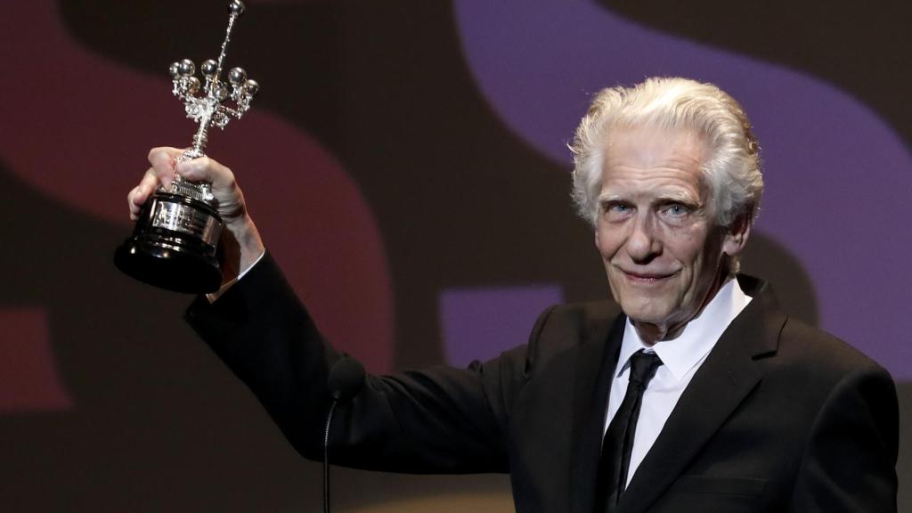 El director y guionista canadiense David Cronenberg, con el premio especial del Festival de San Sebastián. Foto: Juan Herrero (Efe)