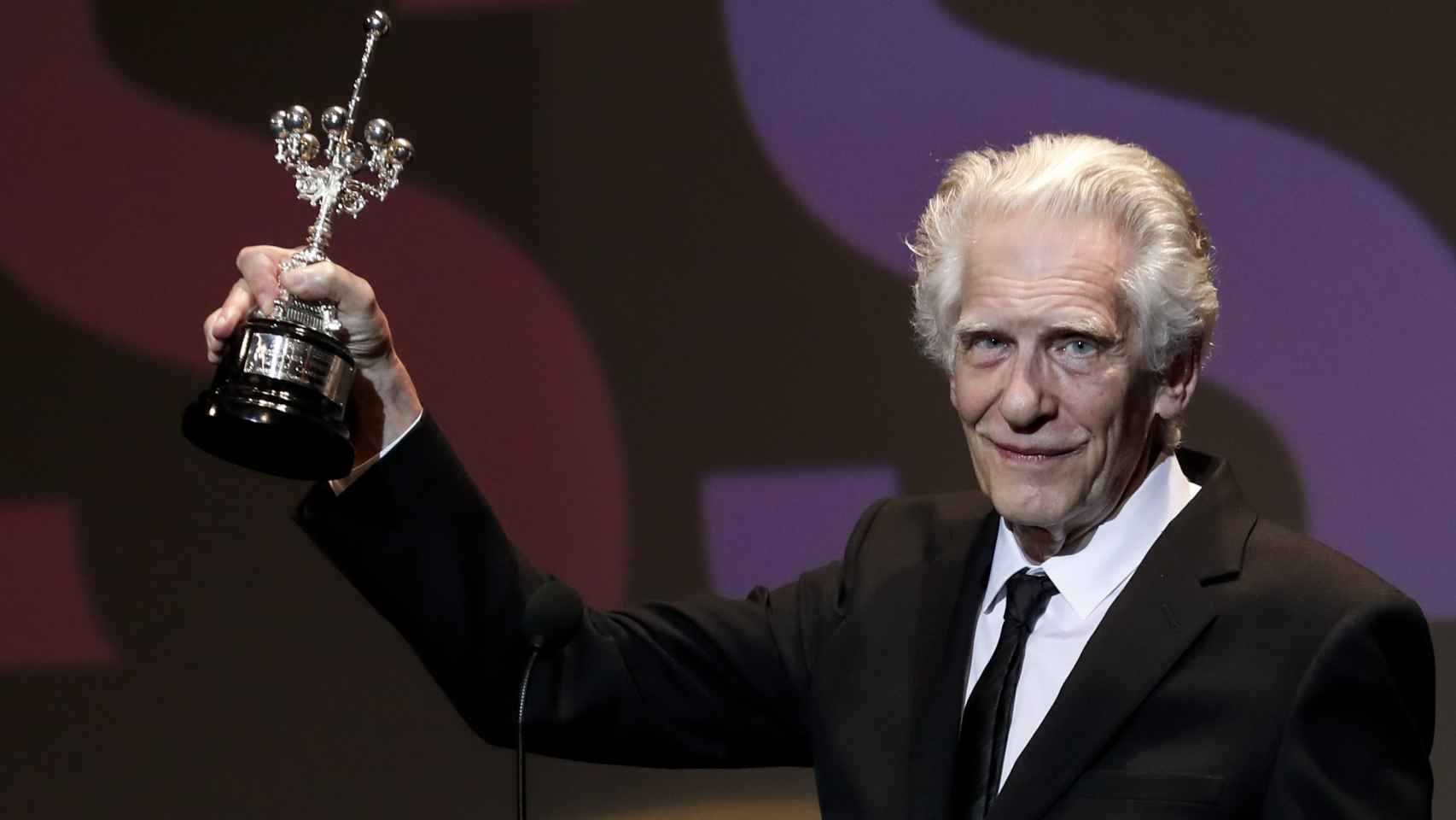 El director y guionista canadiense David Cronenberg, con el premio especial del Festival de San Sebastián. Foto: Juan Herrero (Efe)
