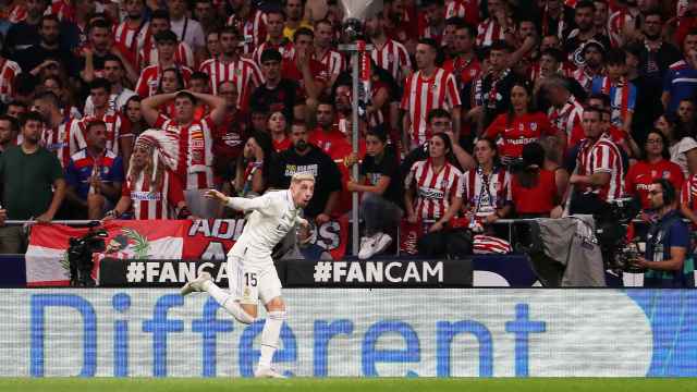 Fede Valverde celebra su gol en el derbi ante una grada repleta de aficionados del Atlético de Madrid