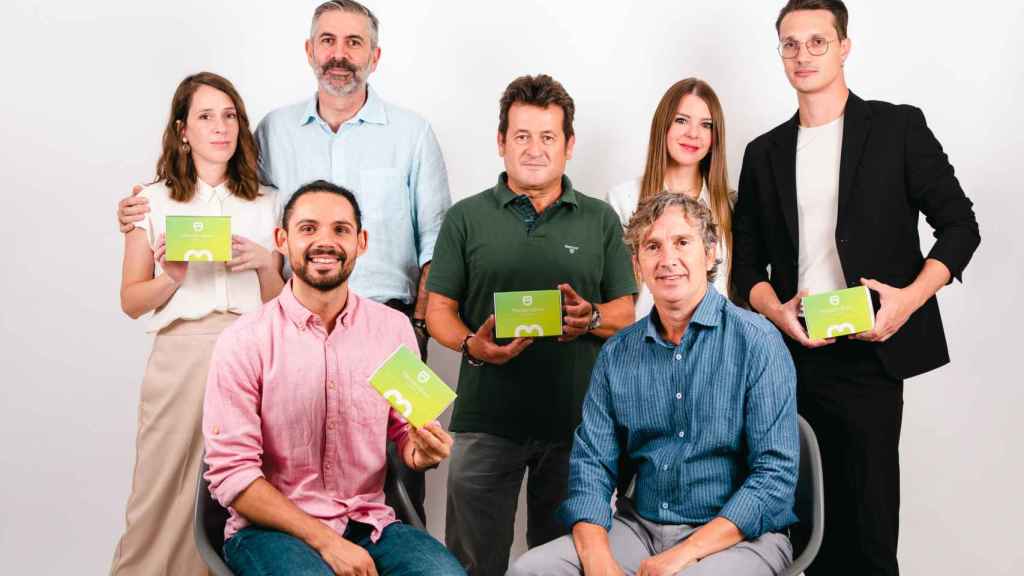 El equipo de Mendel Brain (Diana Abad, Albert Gomis, Gabriel Esteller (sentado), Manuel Pérez, Pablo Torres (sentado), Lena Sorigó y Aitor García) muestra la caja del test de saliva que ha desarrollado la startup.