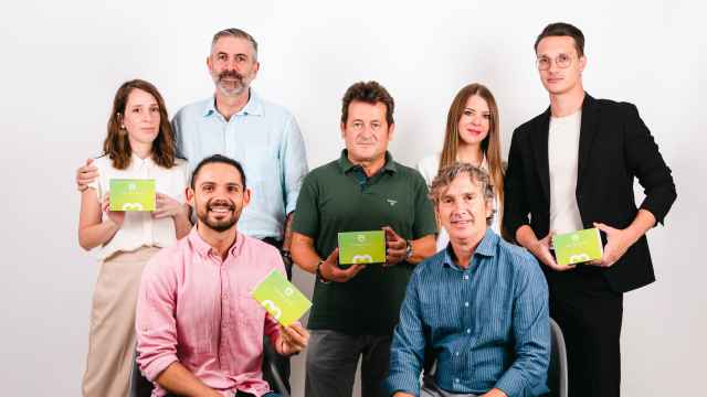 El equipo de Mendel's Brain (Diana Abad, Albert Gomis, Gabriel Esteller (sentado), Manuel Pérez, Pablo Torres (sentado), Lena Sorigó y Aitor García) muestra la caja del test de saliva que ha desarrollado la startup.